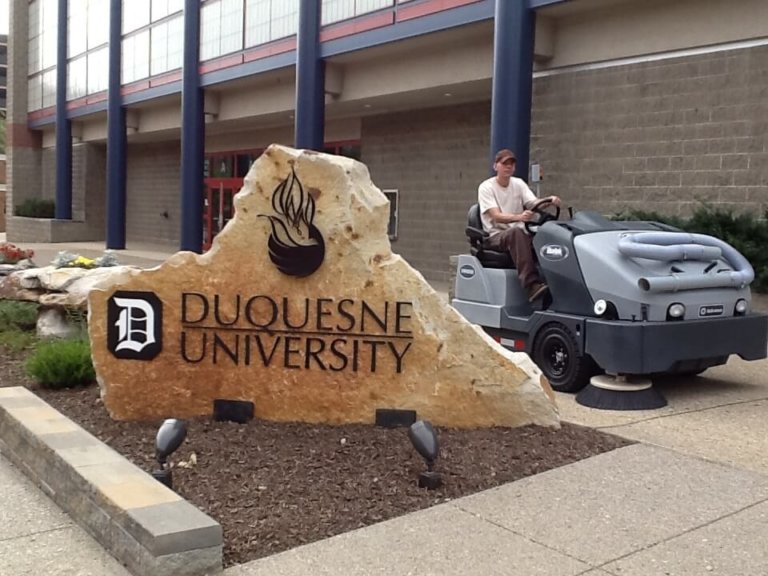 Advance SW8000 Indoor and Outdoor Parking Lot Sweeper Rental Bortek