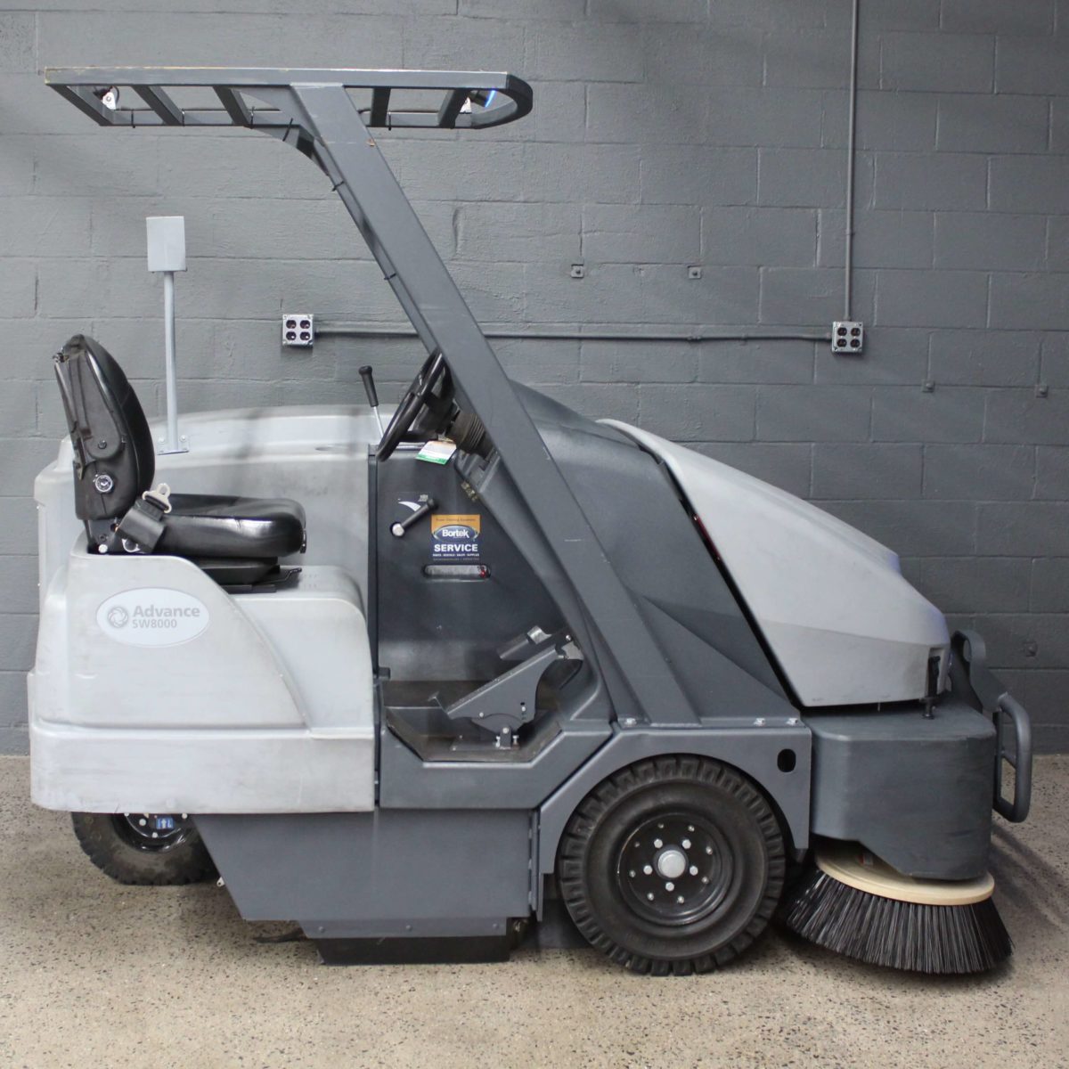 Advance SW8000 65LP Rider Sweeper - Image 4