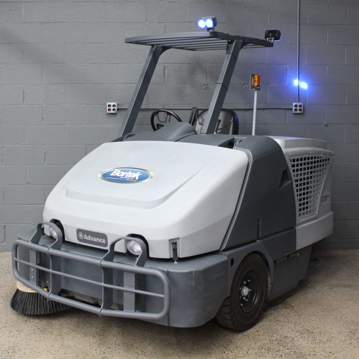 Advance SW8000 65LP Rider Sweeper - Image 2